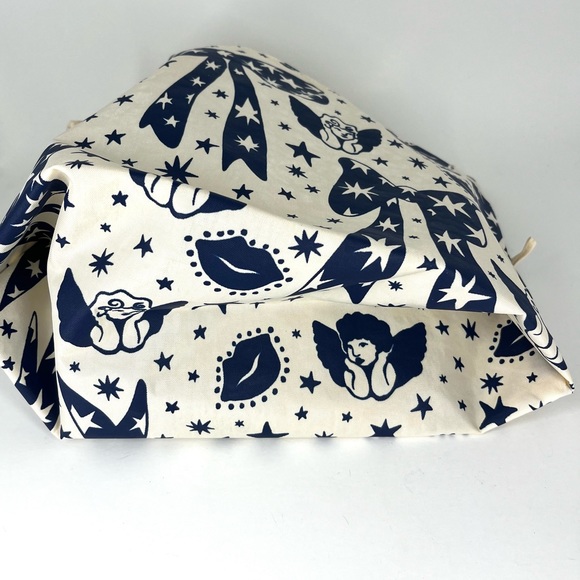 Baggu Spring 2024 Cream & Navy Cherub Bow Pattern Large Go Pouch NWOT - Picture 4 of 8